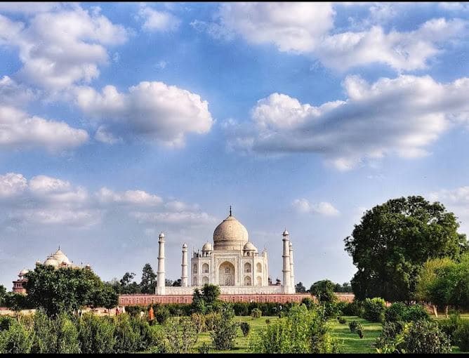 Paseo por los jardines de Agra hero (real)